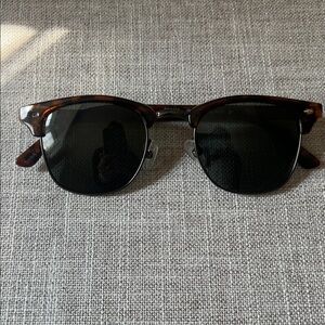 Foster Grant Tortoiseshell Frame Sunglass Temples